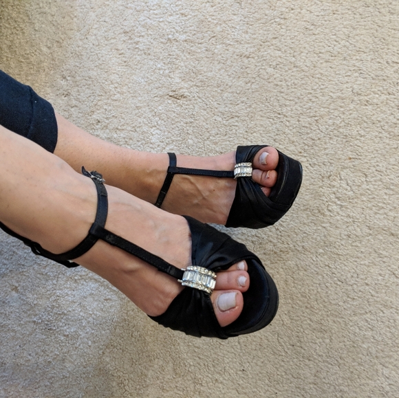 Black Satin pump with crystal detail Size 9 - Picture 2 of 9